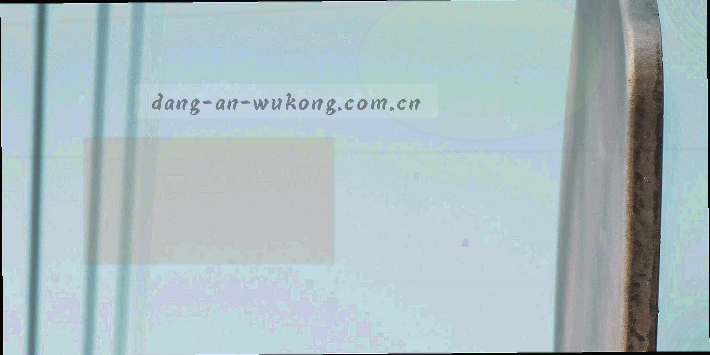 高对比度的足球场角度图，足球高速旋转形成残影
